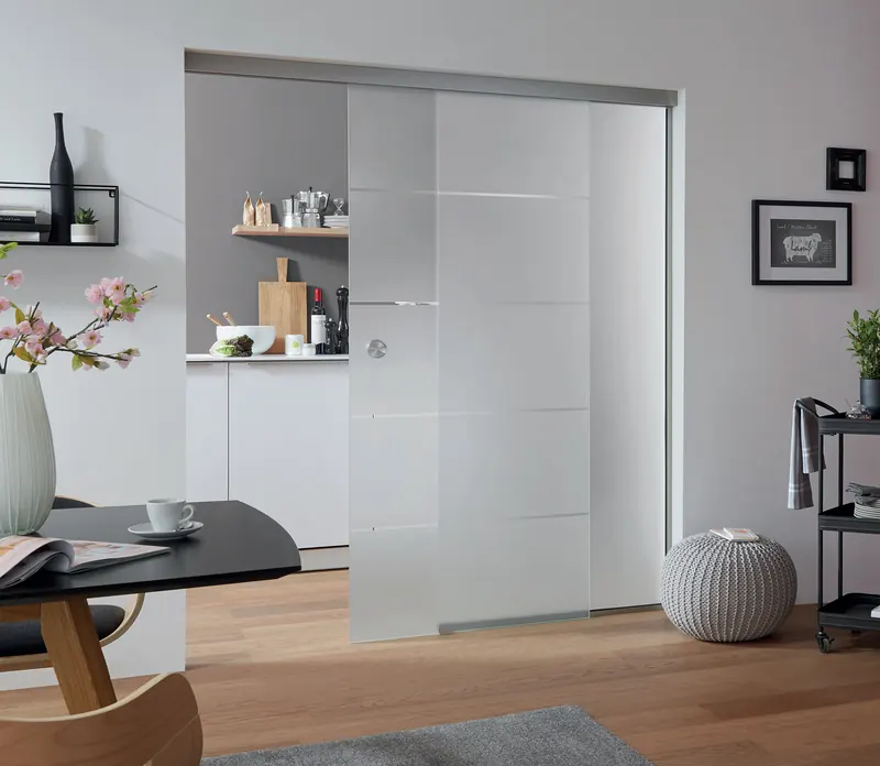 LOBO zweiflügelige Glasschiebetür mit Sandmotiv zwischen Küche und Wohnbereich