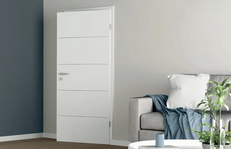LOBO Lisenentür in Weiß mit waagerechten Lisenen, eingebaut im Wohnzimmer