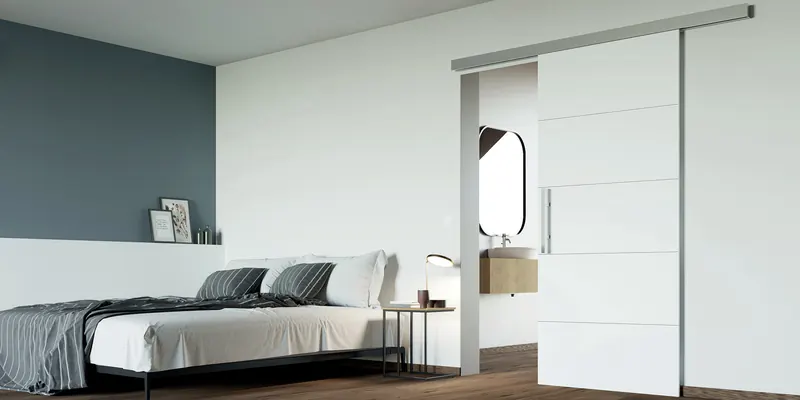 LOBO Holzschiebetür in Weiß mit Linien, eingebaut im Schlafzimmer